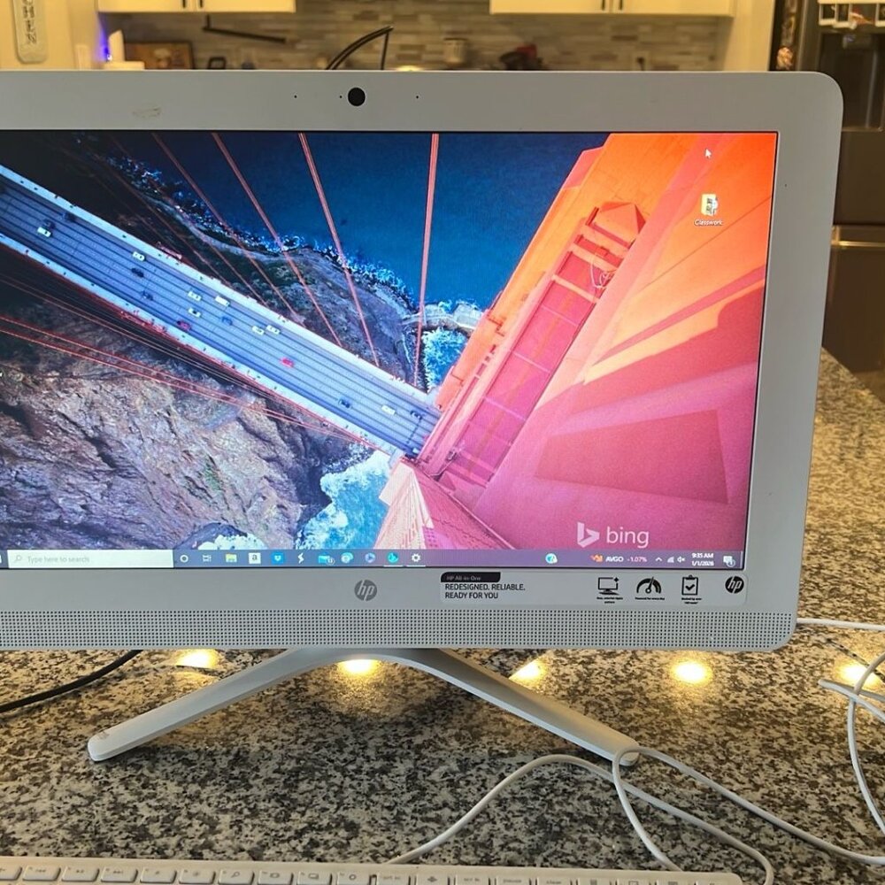 HP All-in-One Desktop Computer - Picture 2 of 7